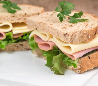 Taze jambon ve peynir beyaz rustik mutfak ayarında sandviç