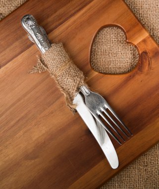 Kendir akasya Ahşap doğrama kurulu üzerine sarılmış antika çatal bıçak takımı