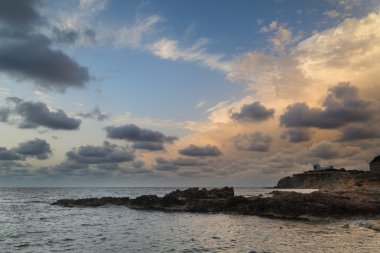 meditarranean deniz manzara s üzerinde kayalık sahil şeridi üzerinde gündoğumu