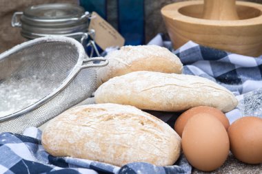 Panini rustik mutfak mutfak aletleri ile ayarı alır.