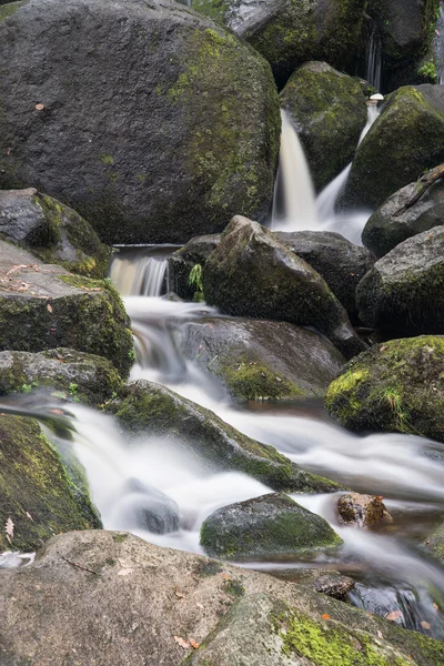 Пейзаж водопада Бекки Фоллс в Дартмуре Национальный парк Энг — стоковое фото