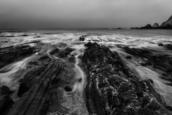 Paisaje marino de rocas irregulares y escarpadas en la costa con —  Fotos de Stock