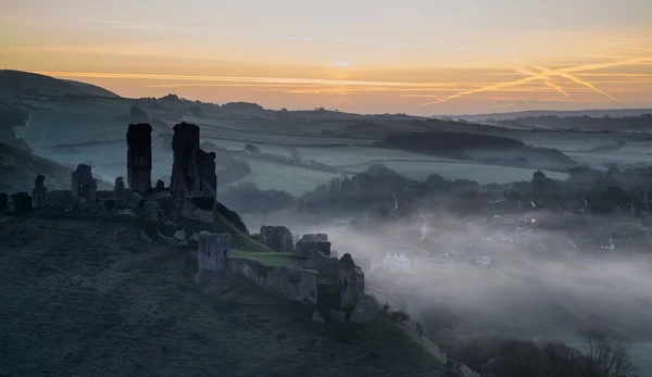 Medieval castle ruins with foggy landscape at sunrise — Stock Photo, Image