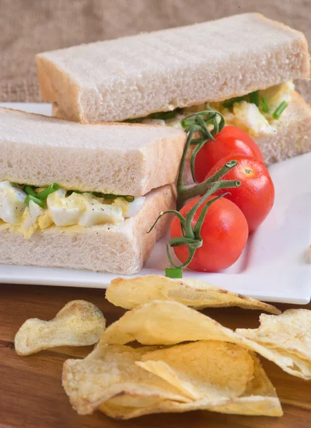 鲜鸡蛋白三明治在乡村厨房设置 — 图库照片