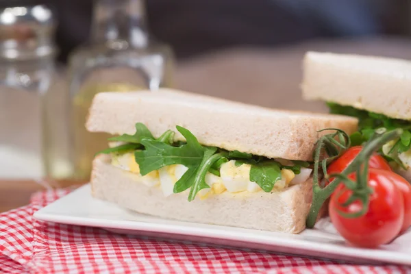 新鲜鸡蛋和白色的火箭三明治在乡村厨房设置 — 图库照片