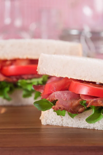 BLT fresco em sanduíche branco no cenário da cozinha rústica — Fotografia de Stock