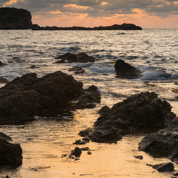 Amanhecer deslumbrante paisagem nascer do sol com litoral rochoso e longo exp — Fotografia de Stock