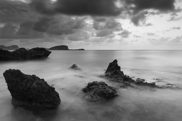 Alba sulla costa rocciosa sul Mediterraneo Paesaggio del mare in S — Foto Stock