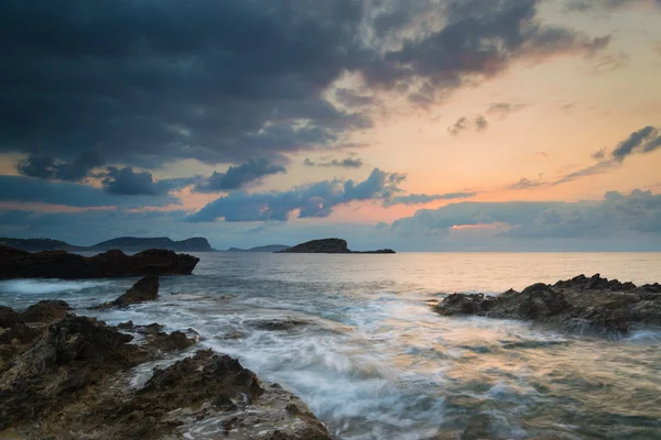 Nascer do sol sobre a costa rochosa na paisagem do Mar Mediterrâneo em S — Fotografia de Stock