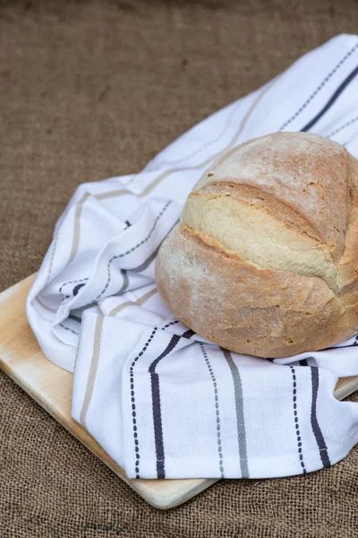 Čerstvě upečený francouzský pain de campagne bochník chleba — Stock fotografie