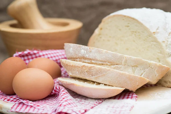 Čerstvě upečený francouzský pain de campagne bochník chleba — Stock fotografie