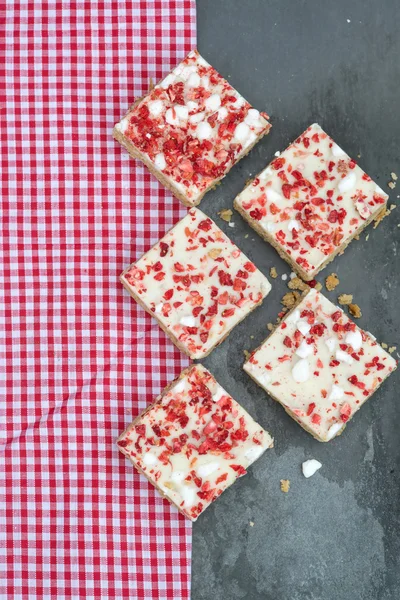 Truskawki i beza na szczycie flapjack na tkaninach bawełniany materiał w kratkę — Zdjęcie stockowe