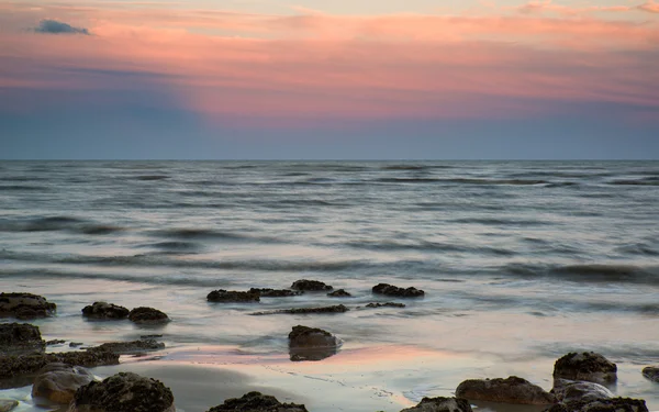 Paisagem de verão com rochas na praia durante o final da noite e baixa — Fotografia de Stock