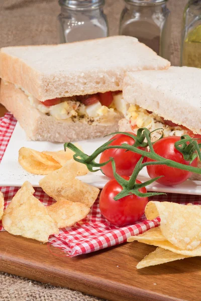 Färska ägg och tomat på vit smörgås i rustika köket inställningen — Stockfoto