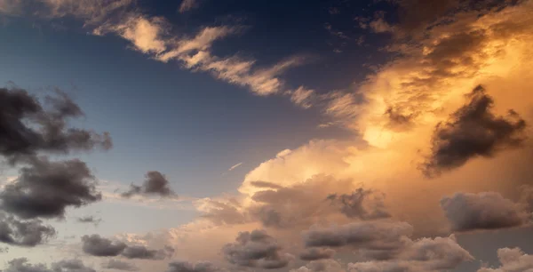 Impresionante amanecer paisajista con costa rocosa y larga exp —  Fotos de Stock