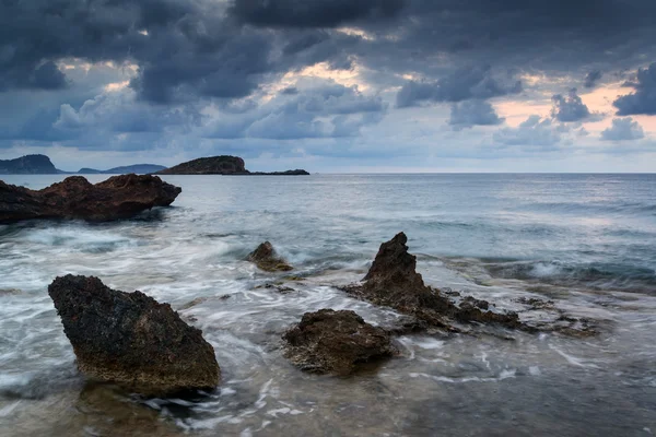 Stunning landscapedawn sunrise with rocky coastline and long exp — Stock Photo, Image