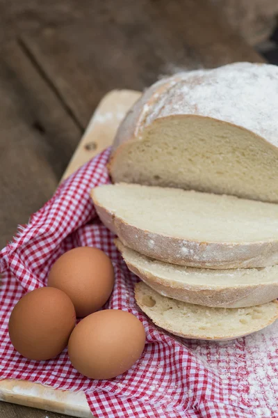 Čerstvě upečený francouzský pain de campagne bochník chleba — Stock fotografie