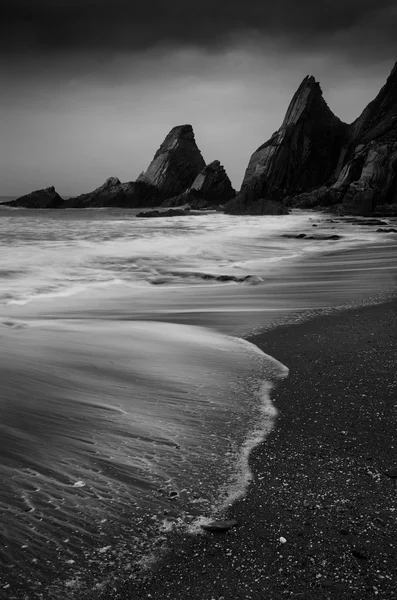 Paisaje marino de rocas irregulares y escarpadas en la costa con —  Fotos de Stock