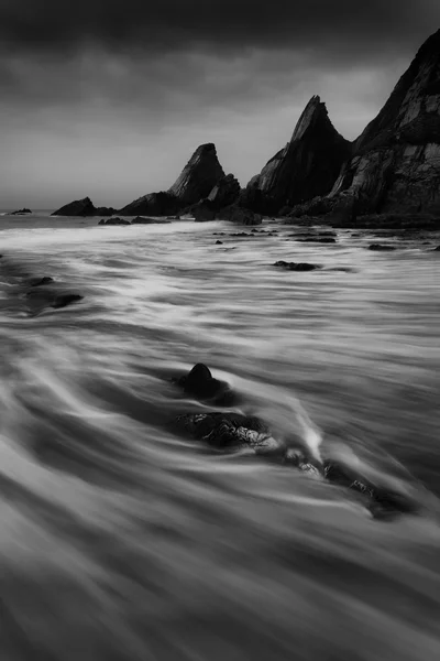 Táj seascape egyenetlen és egyenetlen sziklák a tengerparton — Stock Fotó