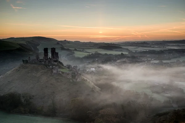 Mittelalterliche Burgruine mit nebliger Landschaft bei Sonnenaufgang — Stockfoto