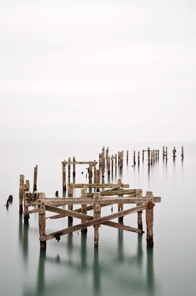 在乳白色的长时间曝光的废弃码头美术景观形象 — 图库照片