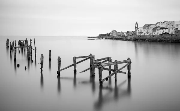 Güzel Sanatlar manzara görüntüsü sütlü uzun pozlama içinde sahipsiz pier — Stok fotoğraf
