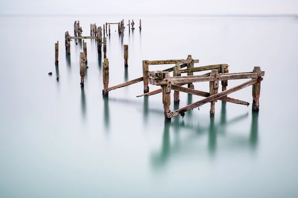Güzel Sanatlar manzara görüntüsü sütlü uzun pozlama içinde sahipsiz pier — Stok fotoğraf