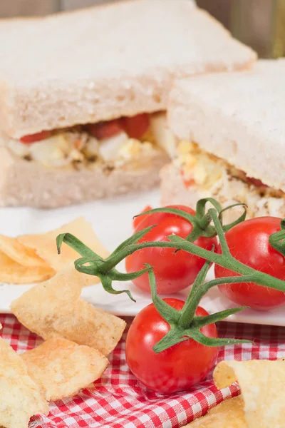 Свежее яйцо и помидор на белом сэндвиче в деревенской кухне — стоковое фото