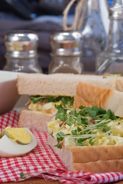 Ferske egg og bacon på hvitt smørbrød på et landlig kjøkken – stockfoto