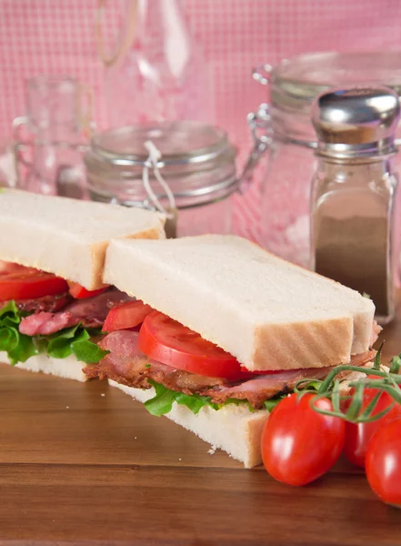 BLT fresco em sanduíche branco no cenário da cozinha rústica — Fotografia de Stock