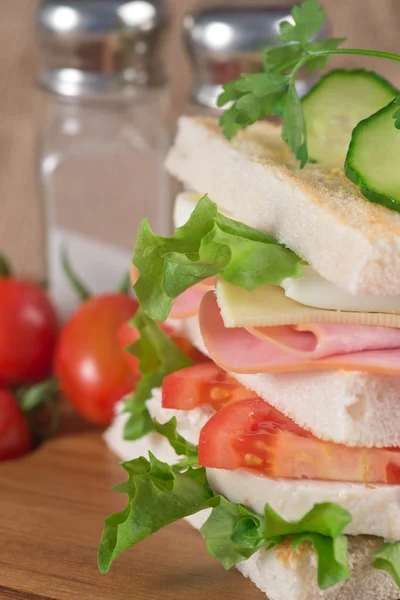Verse club sandwich in rustieke keuken instelling — Stockfoto