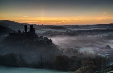 güneş doğarken sisli, yatay ortaçağ kalesi kalıntıları