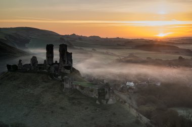 güneş doğarken sisli, yatay ortaçağ kalesi kalıntıları