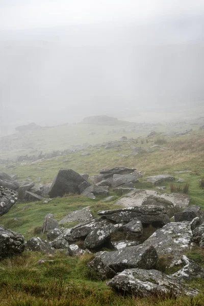 Paisaje sobre el Parque Nacional Dartmoor en otoño con rocas y f — Foto de Stock