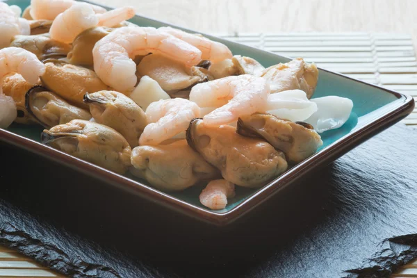 Fresh raw seafood mix of prawns mussels and squid on serving pla — Stock Photo, Image