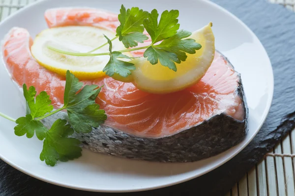 Filete de salmón fresco crudo con guarnición de limón y perejil — Foto de Stock