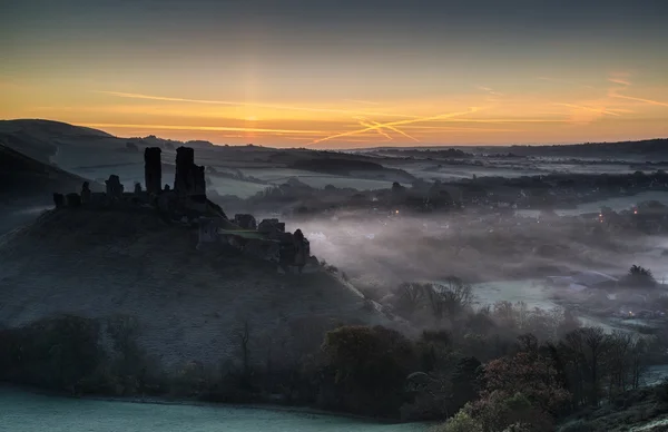 Middeleeuwse kasteelruïne met mistige landschap bij zonsopgang — Stockfoto