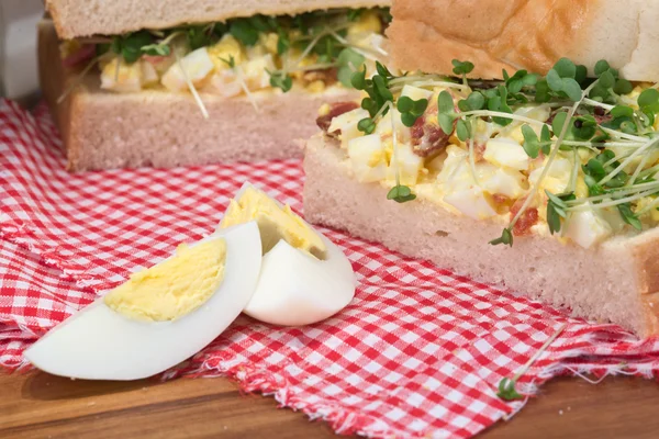 Verse eieren en bacn op wit sandwich in rustieke keuken instelling — Stockfoto