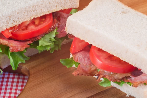 素朴なキッチンの設定で白のサンドイッチに新鮮な Blt — ストック写真