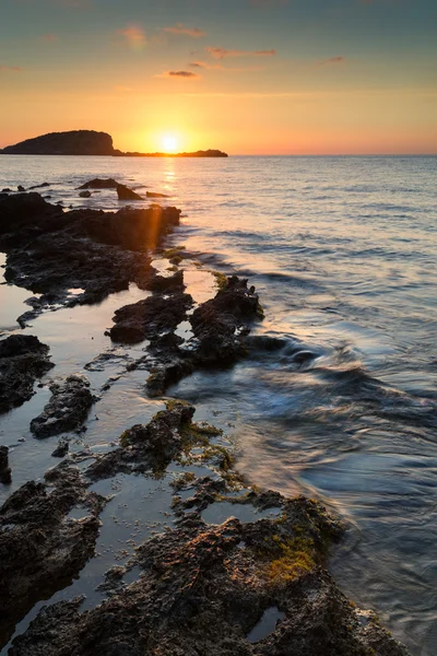 Схід сонця над скелястими берегової лінії на Meditarranean морський пейзаж у S — стокове фото