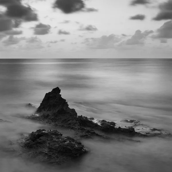 Salida del sol sobre la costa rocosa en el paisaje del mar Mediterráneo en S — Foto de Stock