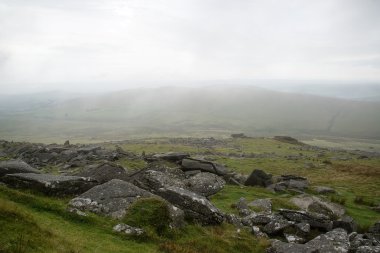 sonbaharın kayalar ve f Dartmoor üzerinde ulusal park peyzaj