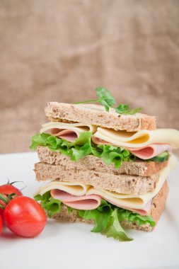 Taze jambon ve peynir beyaz rustik mutfak ayarında sandviç