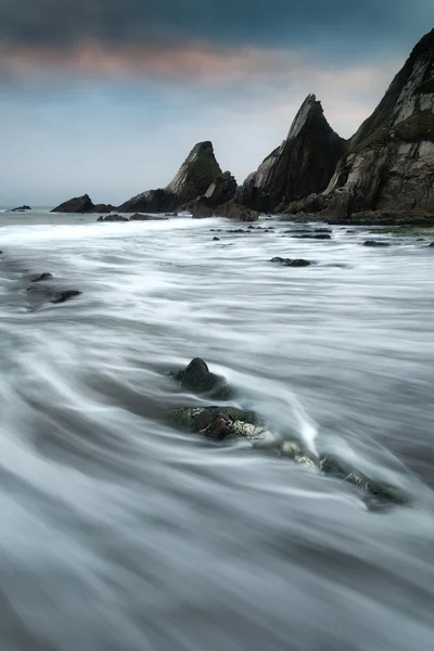 Paesaggio paesaggio marino di rocce frastagliate e frastagliate sulla costa con — Foto Stock