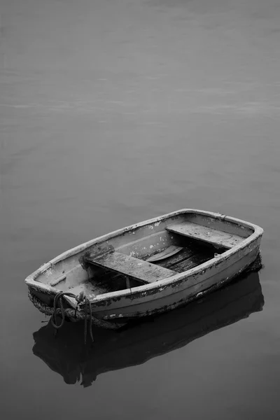 Velho barco a remo negligenciado na água do mar calma — Fotografia de Stock