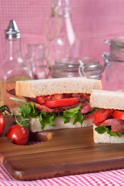 BLT fresco em sanduíche branco no cenário da cozinha rústica — Fotografia de Stock