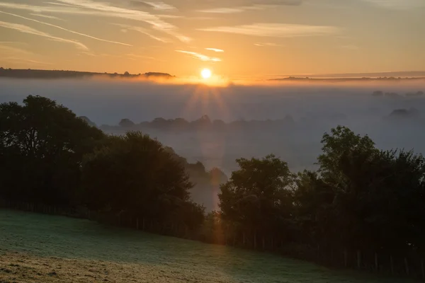 Strati di nebbia sul paesaggio agricolo autunnale — Foto Stock