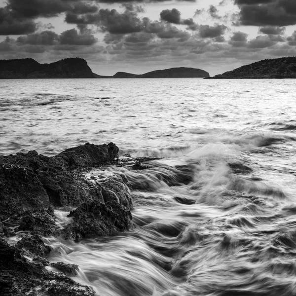 Alba sulla costa rocciosa sul Mediterraneo Paesaggio del mare in S — Foto Stock