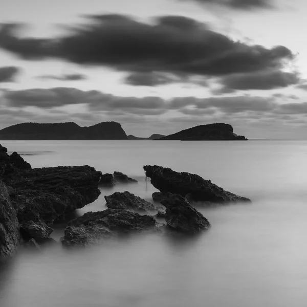 Alba sulla costa rocciosa sul Mediterraneo Paesaggio del mare in S — Foto Stock