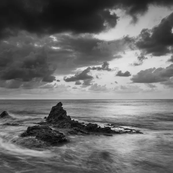 Salida del sol sobre la costa rocosa en el paisaje del mar Mediterráneo en S —  Fotos de Stock